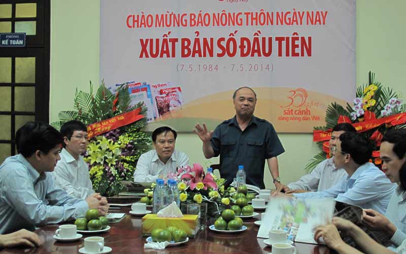 Chủ tịch Nguyễn Quốc Cường chúc mừng Báo NTNN nhân dịp 30 năm ra số báo đầu tiên. 