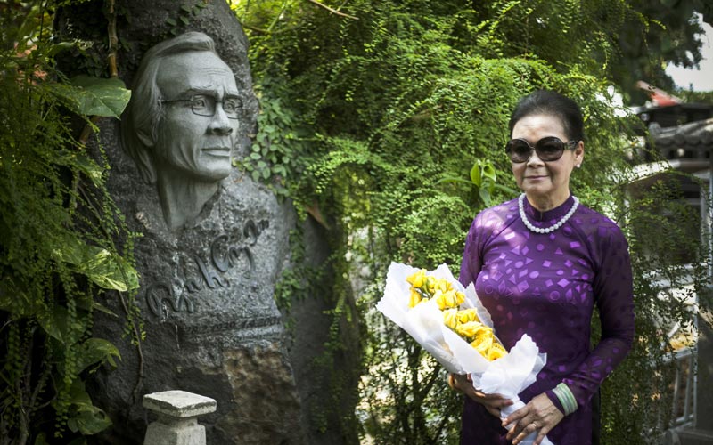 Ca sĩ Khánh Ly mang hoa hồng vàng đến viếng mộ nhạc sĩ Trịnh Công Sơn.
