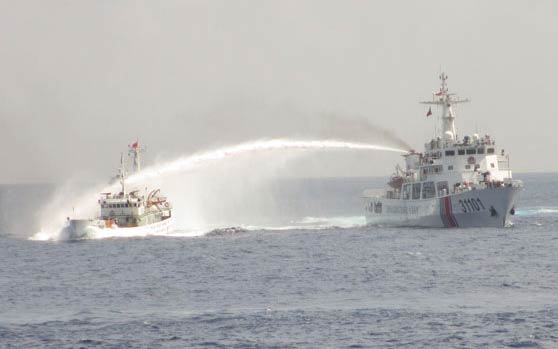Tàu Trung Quốc dùng vòi rồng xua đuổi tàu kiểm ngư Việt Nam ngay trên vùng biển Việt Nam. 