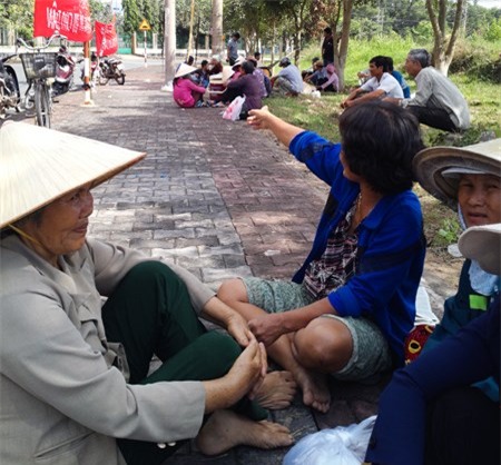 Người dân tụ tập trước cổng Công ty Sonadezi Long Thành để đòi bồi thường thiệt hại (Nguồn ảnh: MTG)