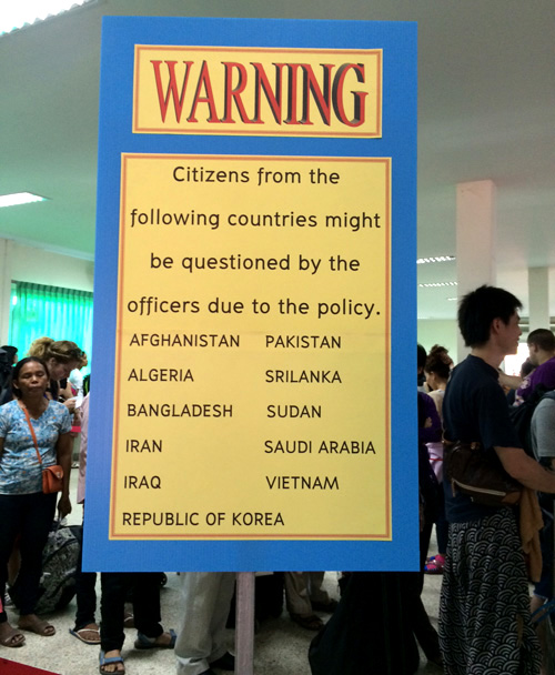 Bảng thông báo tại cửa khẩu phía Thái Lan yêu cầu du khách một số nước 