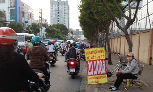 Bán bảo hiểm ôtô trên đường Nguyễn Tất Thành, Q.4.