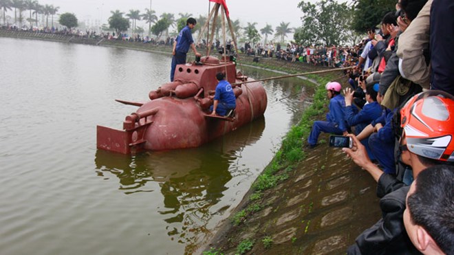 Sáng 28/3 tàu ngầm Trường Sa 01 thử nghiệm thành công ở hồ Tân Bình thuộc Khu công nghiệp Vĩnh Trà (Thái Bình). Ảnh: Hoàng Dương