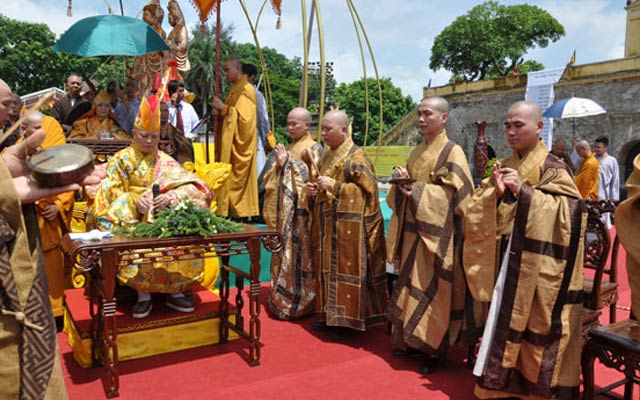 Pháp Vương Gyalwang Drukpa (ngồi)  chủ trì Đại Lễ cầu siêu.