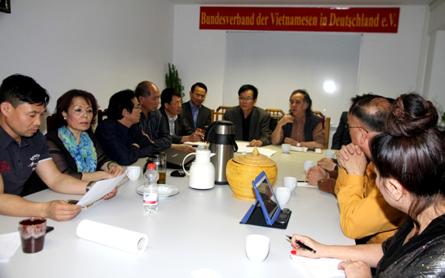 Cuộc họp của cộng đồng người Việt tại Đức về việc chuẩn bị tuần hành phản đối Trung Quốc đặt giàn khoản HP-981 tại vùng biển của Việt Nam.