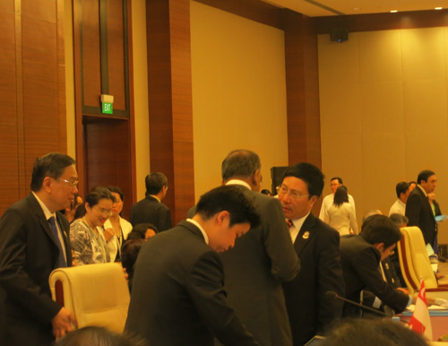 Bộ trưởng Ngoại giao Phạm Bình Minh tiếp xúc vớingoại trưởng các nước tại hội nghị