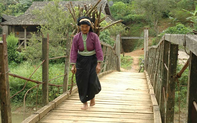 Còn nhiều cầu treo không đủ kinh phí duy tu, bảo trì gây nguy hiểm cho người dân (ảnh chụp tại Yên Châu, Sơn La).