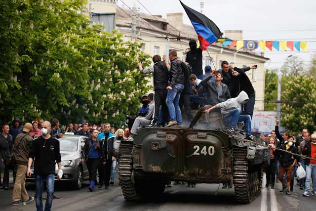 Xe chiến đấu bộ binh BMP-2 của Ukraine bị người dân ở Mariupol chiếm quyền kiểm soát.