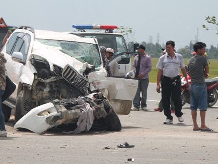 Chiếc ôtô con bị biến dạng sau vụ tai nạn.