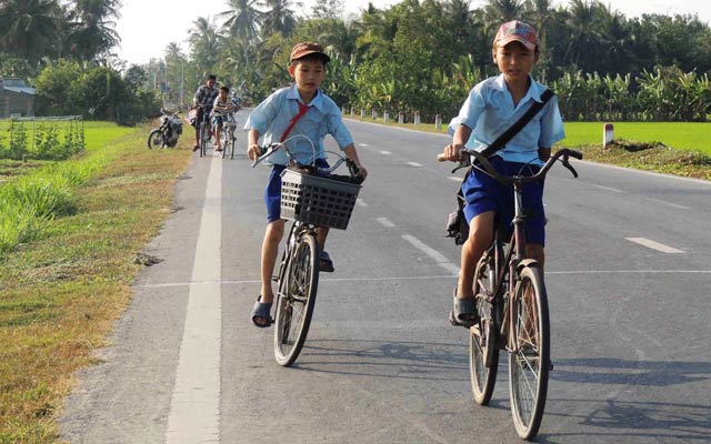 Có đường giao thông nông thôn, học sinh xã Thạnh Lợi, huyện Vĩnh Thạnh đi học không còn vất vả như trước.  