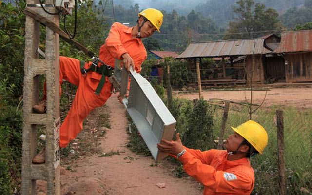 Công nhân Công ty Điện lực Điện Biên (Tổng Công ty Điện lực Miền Bắc) đưa điện về các xã vùng sâu, vùng xa của huyện Mường Nhé. 