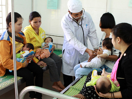 Nhân viên y tế xã Thượng Long, huyện miền núi Nam Đông thực hiện quy trình an toàn tiêm chủng cho trẻ (ảnh chụp ngày 24.4). Ảnh: Dương Ngọc - TTXVN