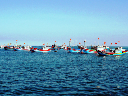 Những thế hệ ngư dân và tàu cá Lý Sơn lớp lớp bám biển, khai thác ngư trường truyền thống Hoàng Sa. (Nguồn ảnh: Lao động)