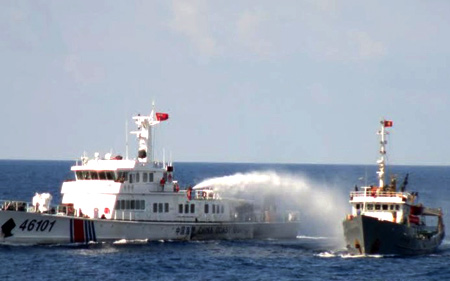 Tàu hải cảnh 46101 của Trung Quốc dùng vòi rồng tấn công tàu Vạn Hoa của Việt Nam.