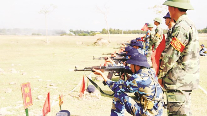 Đội hình thực hành quỳ bắn bài 1 súng tiểu liên AK của chiến sĩ mới đợt 1-2014 ở Lữ đoàn 101 Hải quân đánh bộ.