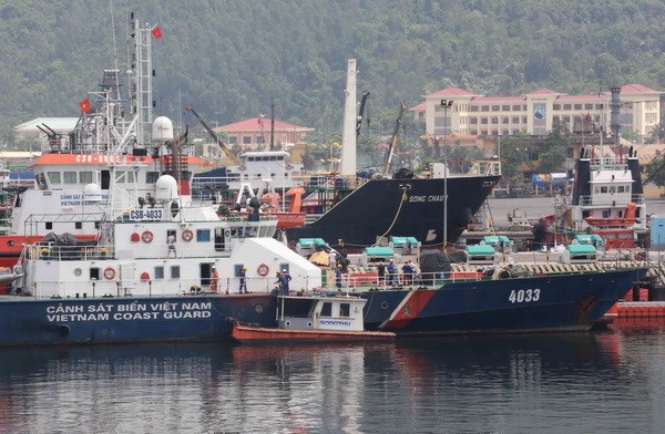 Hai tàu Cảnh sát biển 2012 và 4033 của Việt Nam, bị hư hại do tàu Trung Quốc đâm vào trên vùng biển Hoàng Sa của Việt Nam, đã được các kỹ sư, công nhân của Tổng Công ty Sông Thu (Bộ Quốc phòng) hoàn thành việc khắc phục, sửa chữa các hư hại, sẵn sàng lên đường làm nhiệm vụ. (Ảnh: Trần Lê Lâm - TTXVN)