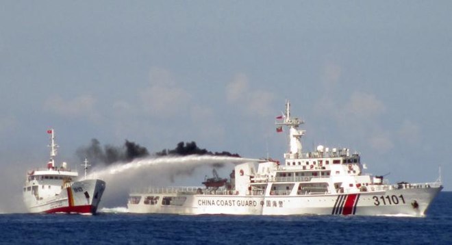 Việc tàu Trung Quốc sử dụng vòi rồng uy hiếp tàu Việt Nam cũng là hành động vi phạm Luật Biển (Nguồn: Cảnh sát biển Việt Nam)