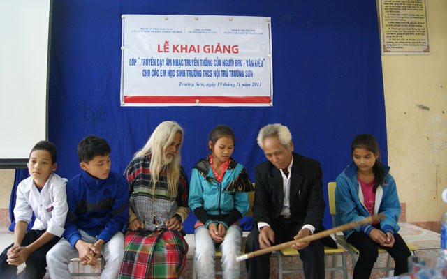 Già làng Hồ Ai (thứ 3 từ trái) tại lớp truyền dạy âm nhạc truyền thống người Bru Vân Kiều.