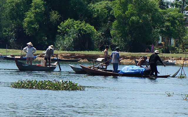 Người dân tham gia trục vớt chiếc ghe  bị tàu ông Thêm đâm chìm.