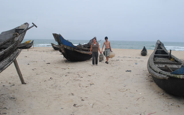 Ngư dân đánh bắt ven bờ ở xã Phú Thuận điêu đứng trước sự hoành hành của tàu giã cào. 