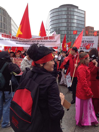 Người Việt xuống đường phản đối giàn khoan Trung Quốc ở Quảng trường Potsdamer Platz Berlin, Đức.