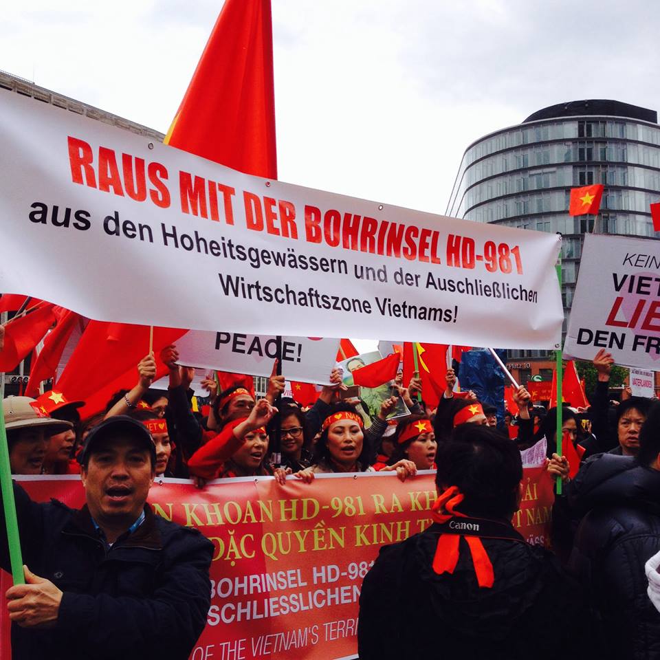 Kiều bào ta tại Berlin, Đức, mang theo những tấm biểu ngữ phản đối Trung Quốc đưa giàn khoan vào vùng đặc quyền kinh tế, thềm lục địa của Việt Nam.