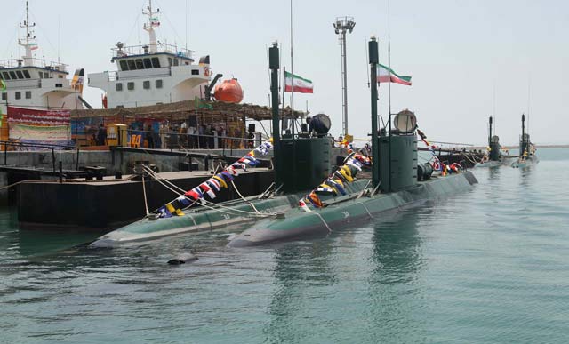 Tàu ngầm lớp Ghadir của Iran ở vịnh Ba Tư ngày 8.5.2010. Ảnh: AP