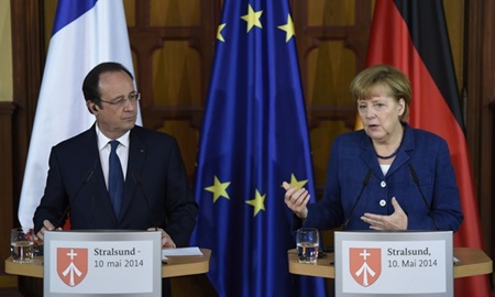 Thủ tướng Đức Angela Merkel (phải) tổ chức họp báo với Tổng thống Pháp Francois Hollande đang trong thăm Đức