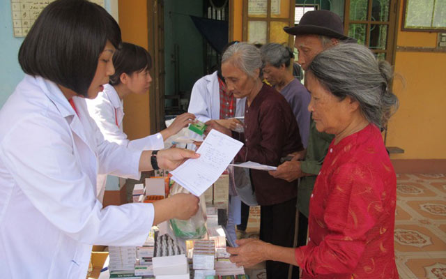 Khám bệnh, cấp thuốc miễn phí và tặng quà cho người nghèo ở xã Xuân Trạch.