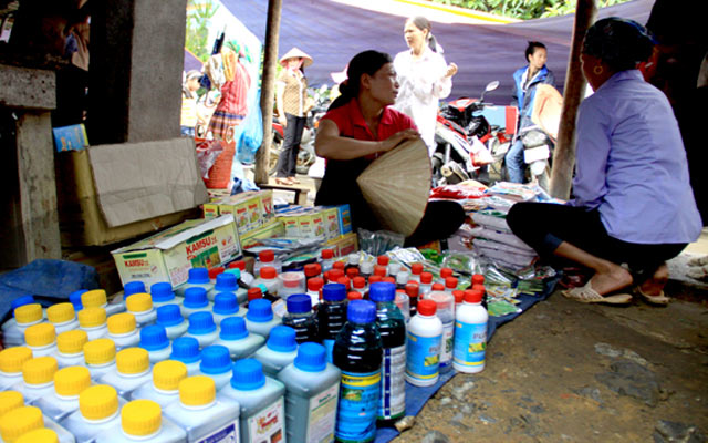 Thuốc BVTV được bán vô tư giữa chợ (chụp tại xã Bảo Nhai, huyện Bắc Hà, Lào Cai). 