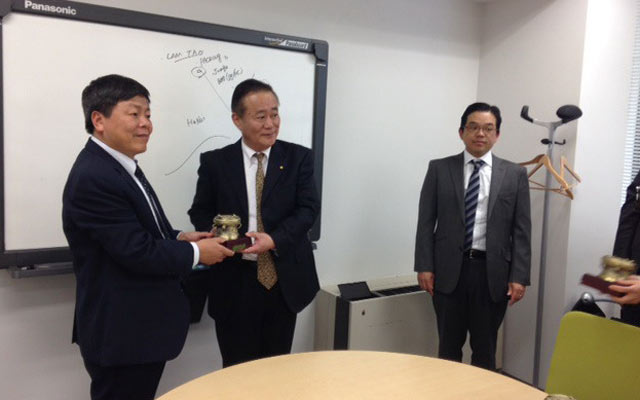 Tổng Giám đốc Supe Lâm Thao Nguyễn Duy Khuyến (trái) gặp lãnh đạo  Chemicals Joint Stock Company (Nhật Bản) để bàn thảo hợp tác.