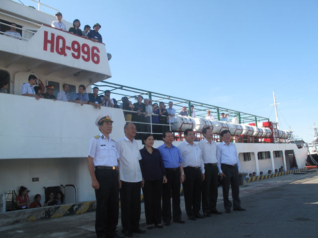 Phó Chủ tịch Thường trực T.Ư Hội NDVN Nguyễn Duy Lượng (giữa) và lãnh đạo đoàn công tác tàu HQ 996 chụp ảnh lưu niệm trước khi xuất phát đi Trường Sa.