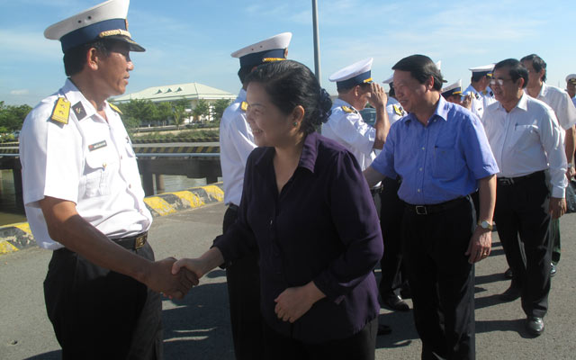 Phó Chủ tịch Thường trực T.Ư Hội ND Nguyễn Duy Lượng (hàng đầu, thứ 2 bên trái) bắt tay tạm biệt đất liền lên tàu ra Trường Sa.