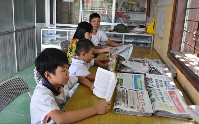Đời sống văn hóa tinh thần của người dân ngày càng được nâng lên sau 3 năm xây dựng NTM. Ảnh: Người dân đọc sách báo  tại Bưu điện văn hóa xã Phùng Xá, huyện Mỹ Đức, Hà Nội.