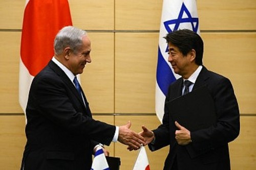 Thủ tướng Israel Benjamin Netanyahu (trái) và Thủ tướng Nhật Bản Shinzo Abe (phải).