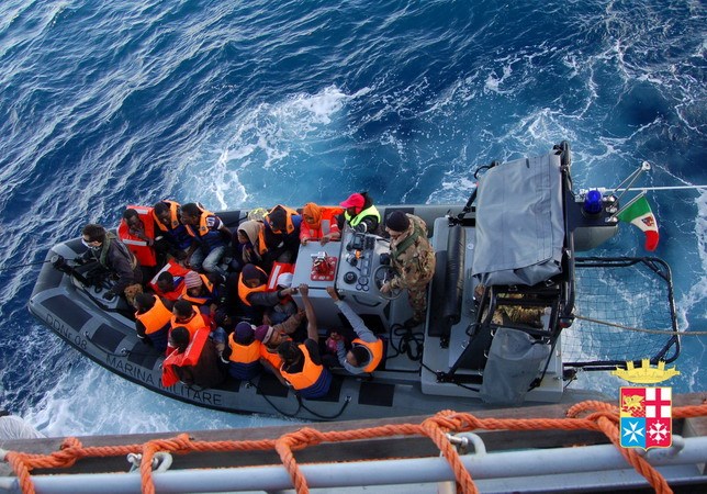 Những người nhập cư được hải quân Italy cứu trên biển. (Nguồn: AFP/TTXVN)