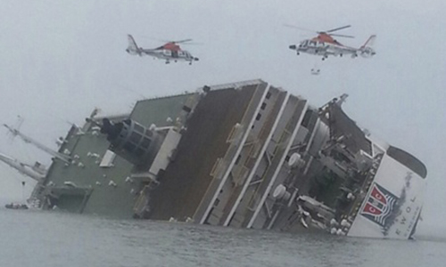 Trực thăng cứu hộ bay trên phà Sewol khi nó bắt đầu chìm hôm 16.4. Ảnh: Reuters.