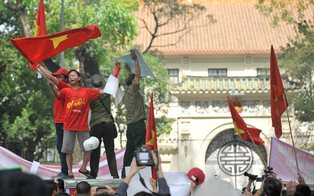 Người dân Thủ đô tuần hành phản đối việc lắp đặt giàn khoan trái phép của Trung Quốc.