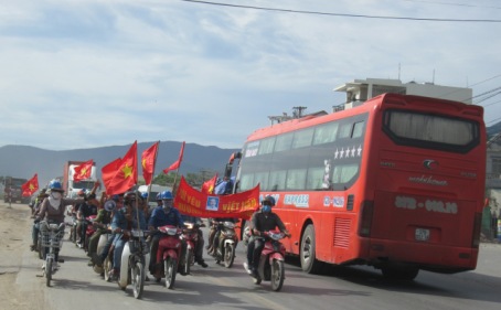 Đoàn người đi dọc QL1A giăng băngrôn phản đối Trung Quốc. Ảnh: Dân Trí