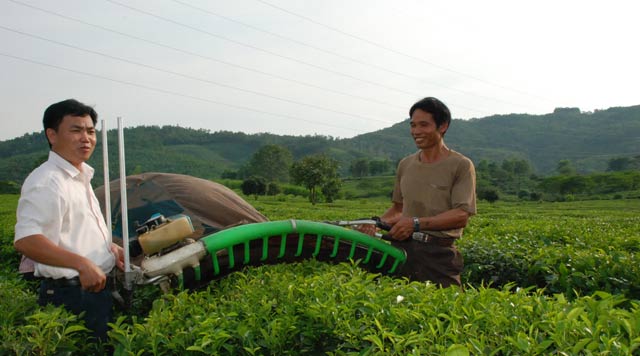 Nhờ ứng dụng cơ giới hóa, nông dân Nguyễn Văn Hoàn (bên phải), thôn Tiền Phong, xã Phú Lâm (Yên Sơn, Tuyên Quang)  đã có thu nhập cao từ trồng chè.