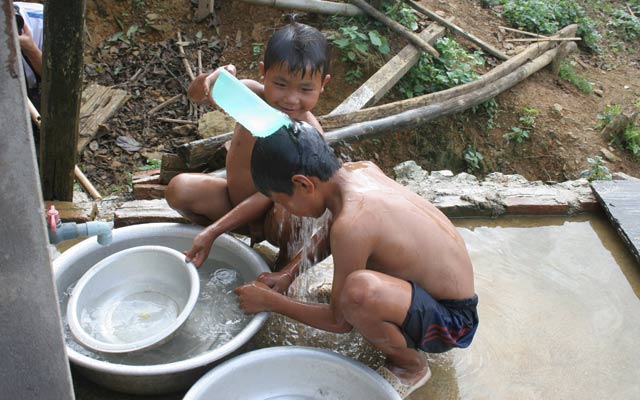  Trẻ em xã Suối Giàng, huyện Văn Chấn, tỉnh Yên Bái  sử dụng nguồn nước hợp vệ sinh.