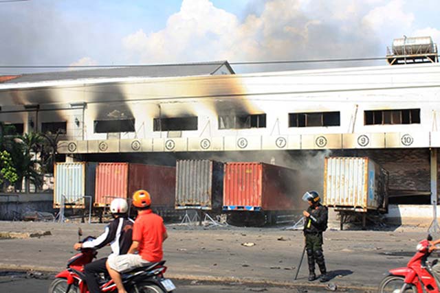 Lực lượng cảnh sát PCCC vẫn đang xử lý sự cố các vụ cháy ở các công ty trong KCN Sóng Thần, Bình Dương.