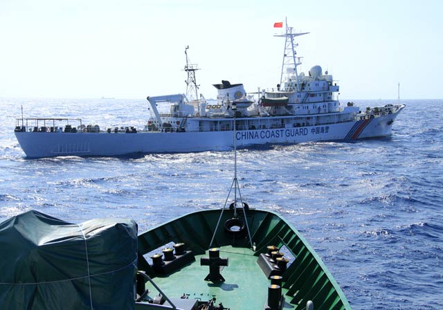 Tàu Cảnh sát biển Việt Nam thường xuyên bị 3 - 4 tàu của Trung Quốc bám sát, kèm chặt, ngăn cản.