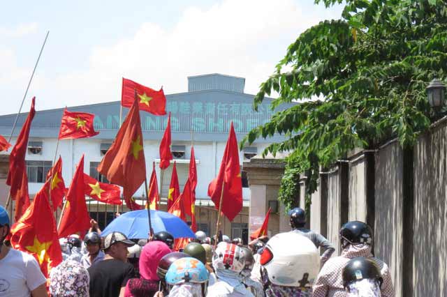 Công nhân tại Hải Phòng tuần hành phản đối hành động của Trung Quốc. 