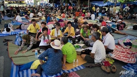 Người biểu tình chống chính phủ Thái sinh hoạt, nghỉ ngơi trong một khu trại ở Bangkok.