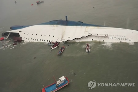 Phà Sewol lật và chìm xuống biển 