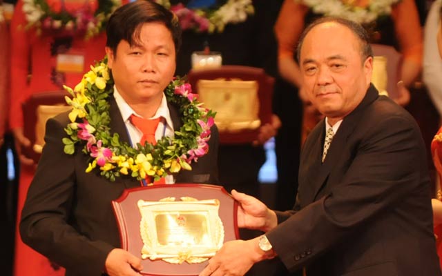Chủ tịch Hội NDVN Nguyễn Quốc Cường trao kỷ niệm chương cho Nông dân Việt Nam xuất sắc 2013.