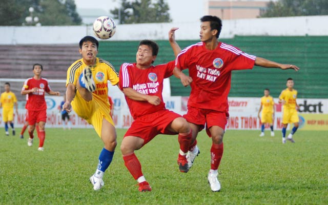   Một pha tranh bóng tại giải bóng đá nông dân  toàn quốc 2010 cúp Báo Nông Thôn Ngày Nay. 