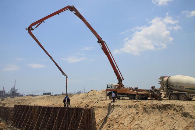 Công nhân đang làm việc sau một ngày tạm nghỉ vì sự cố