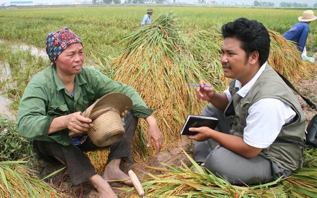  Phóng viên Hoàng Sơn tác nghiệp vụ Một hạt thóc, 40 khoản đóng góp.